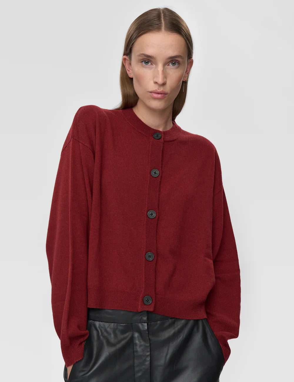 Assiana_cardigan_3801-Jumper-234053801-1534_Merlot-6_jpg.webp