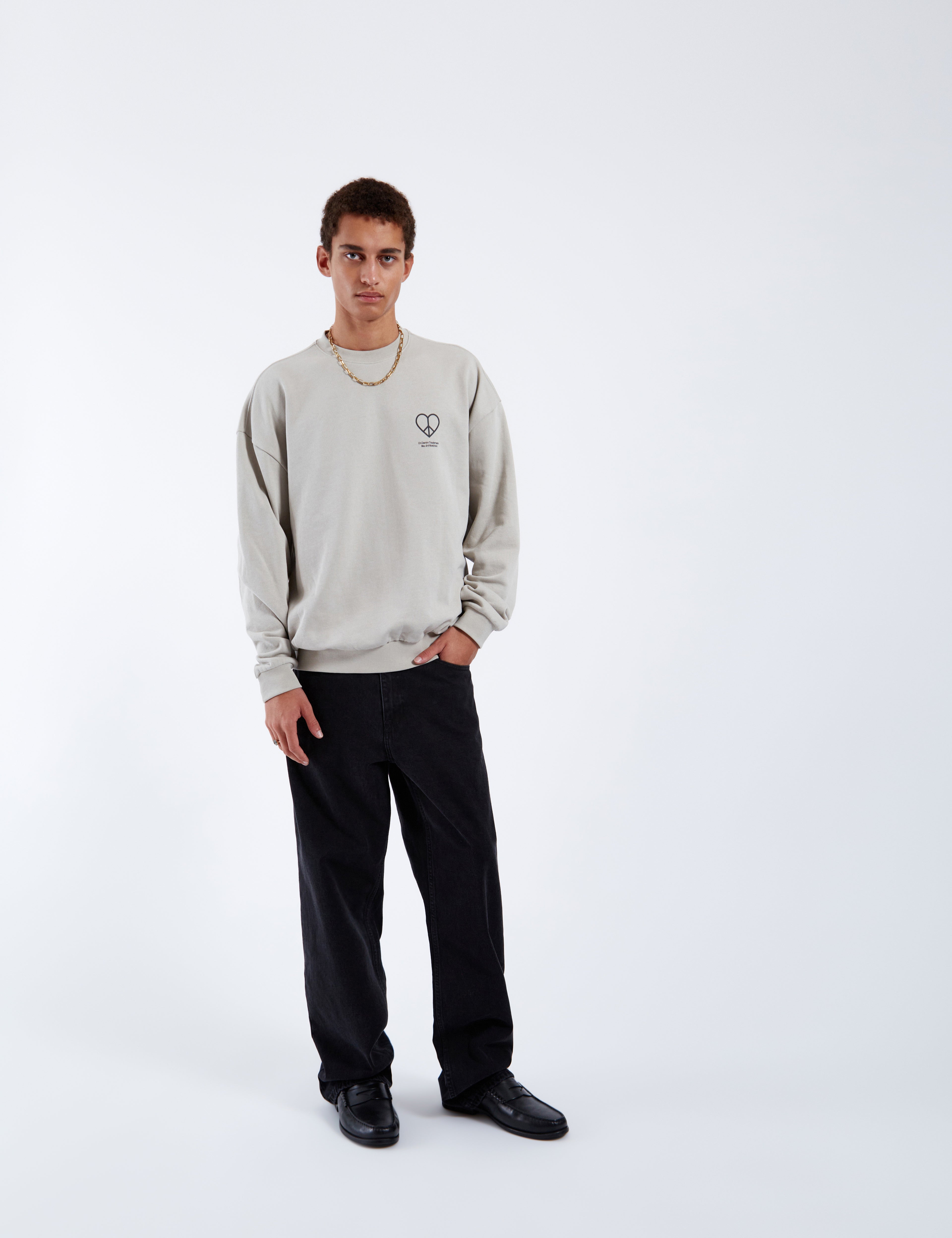 DrDenim_FW25_Product_Pictures_Kenan_Sweatshirt_Silver_Lining_Peace_Heart_5336.jpg