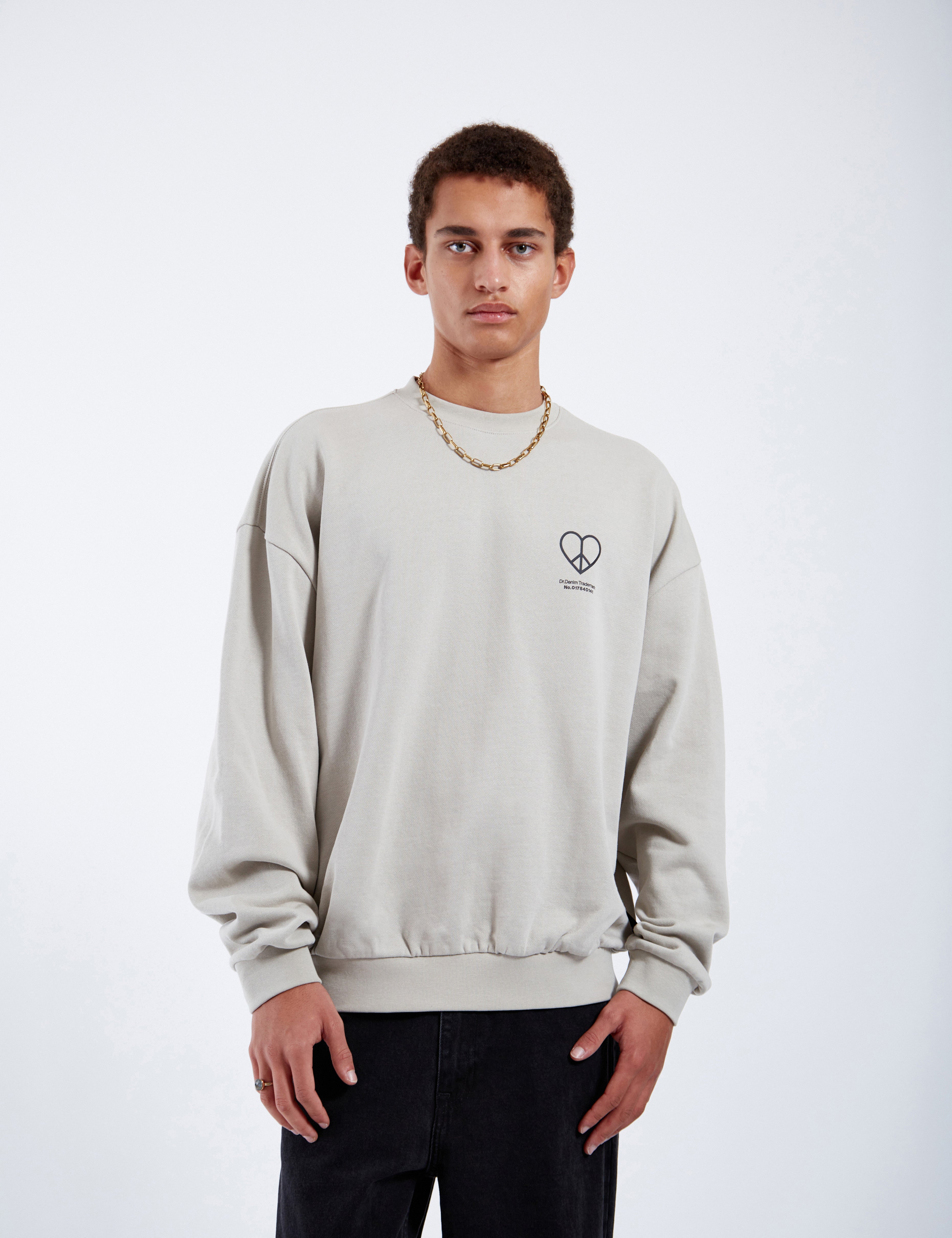 DrDenim_FW25_Product_Pictures_Kenan_Sweatshirt_Silver_Lining_Peace_Heart_5366.jpg