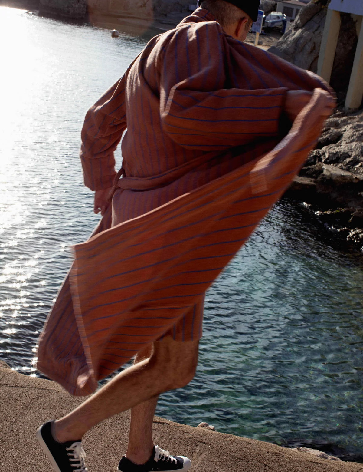 NaramBathrobe_Camel_Ultramarinebluelifestyle4_7e824ce4-11f7-4282-92e7-9f48de4879b5_jpg.webp