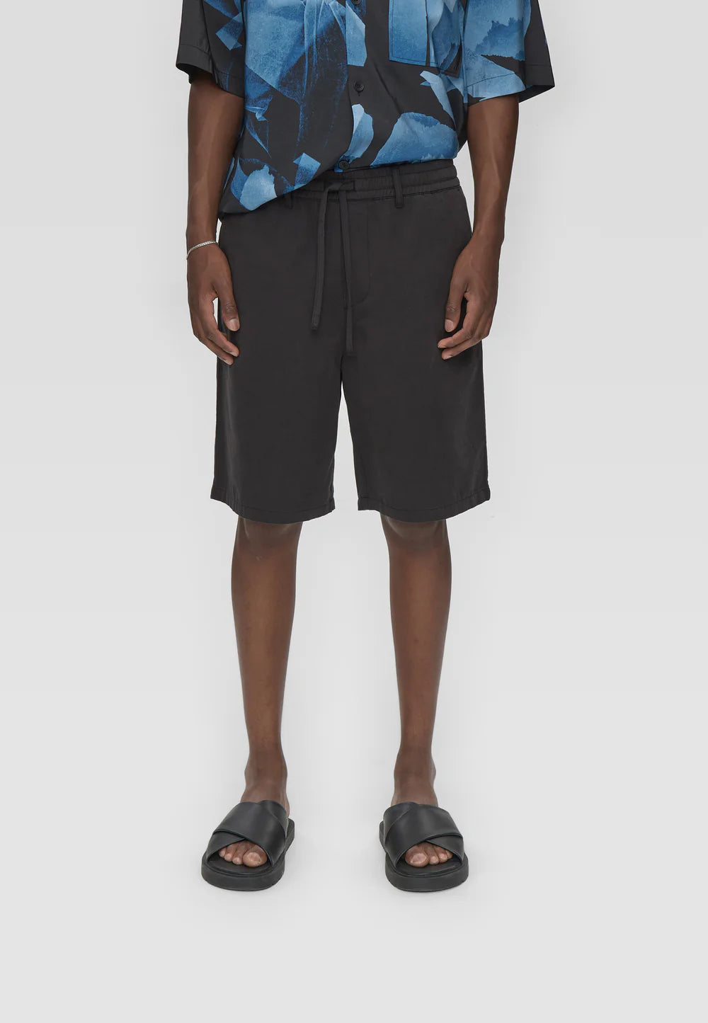 atlas relaxed short