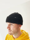 person in black homme femme beanie