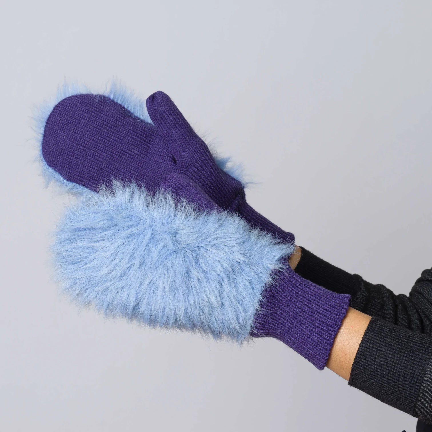 colourblock faux fur mittens